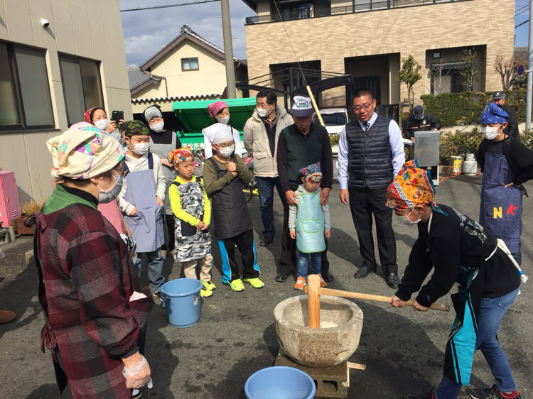 上島東の餅つき大会でもちをつく子供