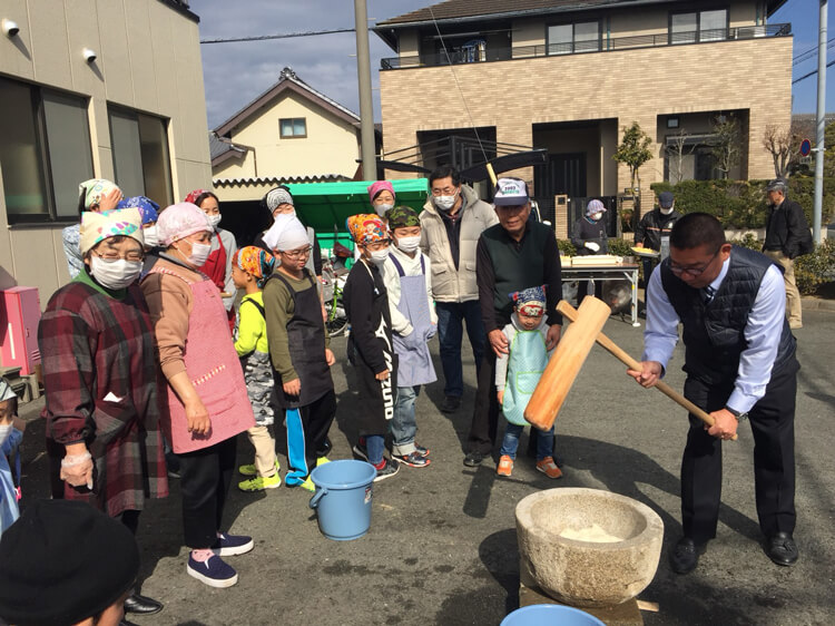 上島東の餅つき大会でもちをつく井田ひろやす