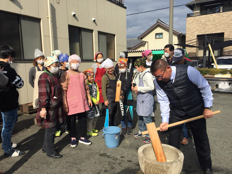 上島東の餅つき大会でもちをつく子供と井田ひろやす