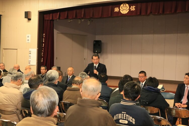 助信での演説会にて演説中の塩谷立