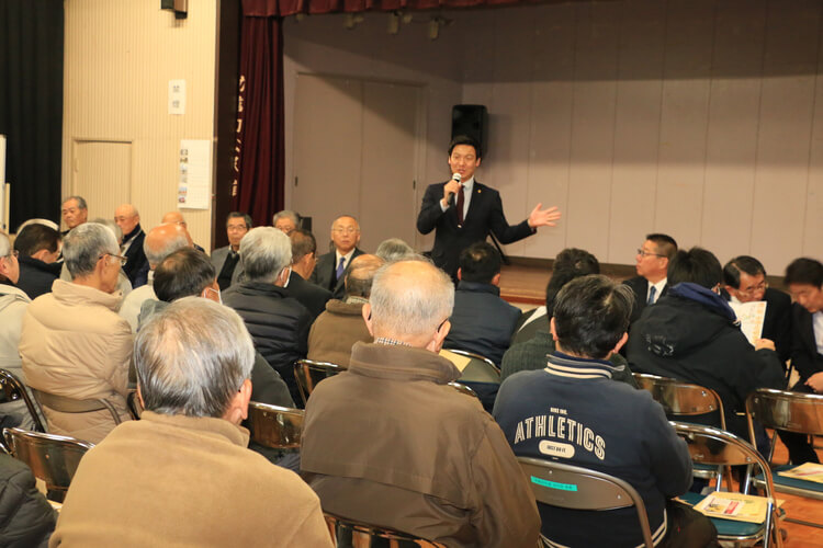 助信での演説会にて演説中