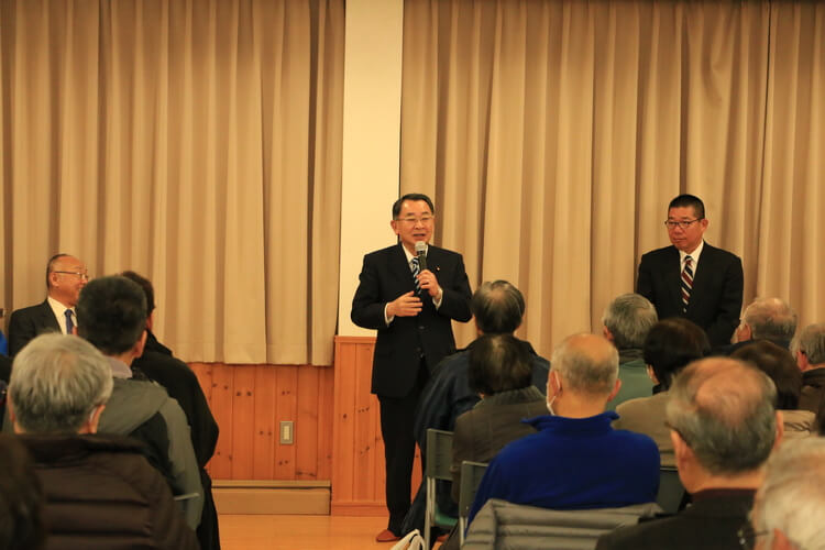 阿弥陀での演説会にて演説中の塩谷立