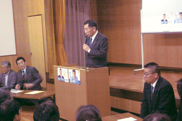 早出での演説会にて演説中の塩谷立