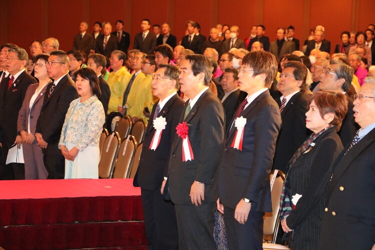 塩谷立後援会大会にて塩谷立と来場者皆様