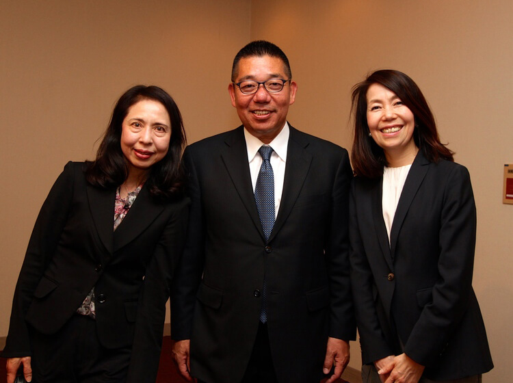 竹内よしのり県議の企業・団体決起大会にて竹内よしのり県議の奥さんと井田夫婦