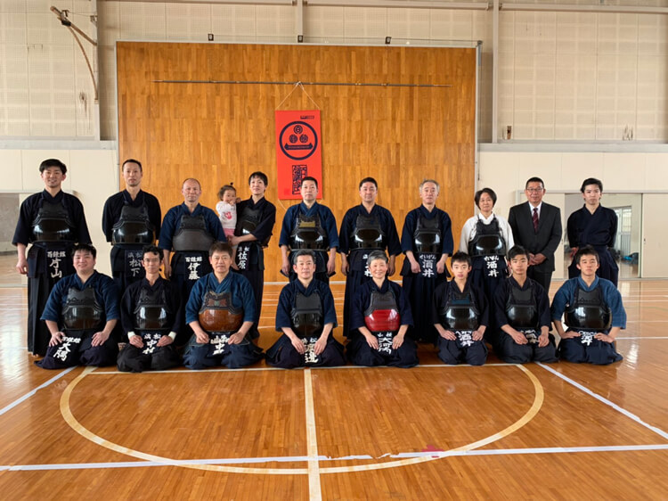 百錬館での渡邊先生主催の剣道・日曜稽古会にて、剣士の皆様と井田ひろやす