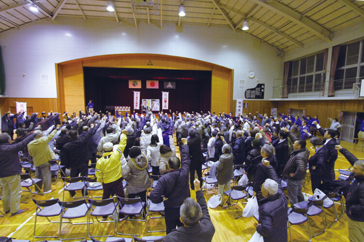 曳馬中学校での個人演説会にて拳をつきあげる皆様2