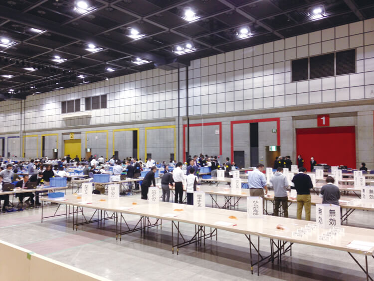 投票された選挙用紙の確認中