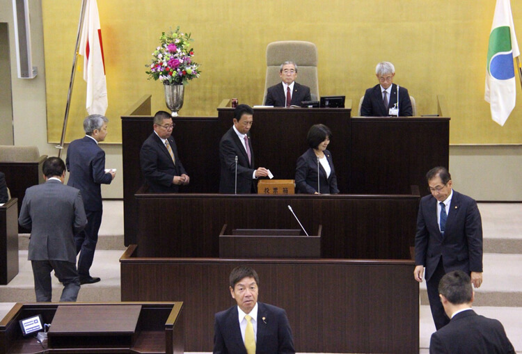 正・副議長選挙にて投票する井田ひろやす