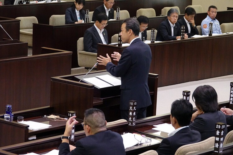 一般質問にて発言する加茂議員