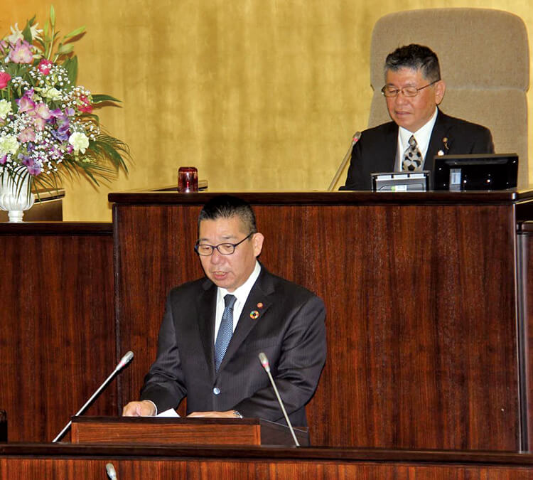 浜松市議会議で発言する井田ひろやす