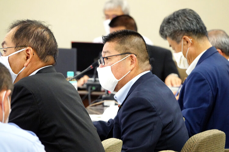 議会に出席する井田博康