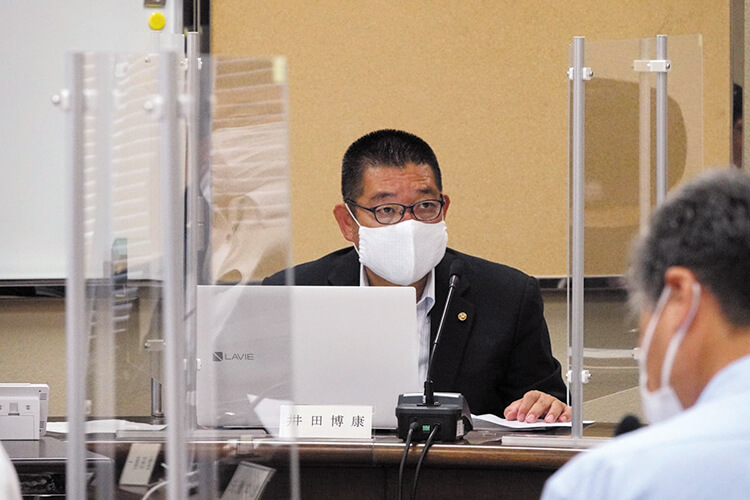 大型公共施設建設調査特別委員会にて発言する井田博康