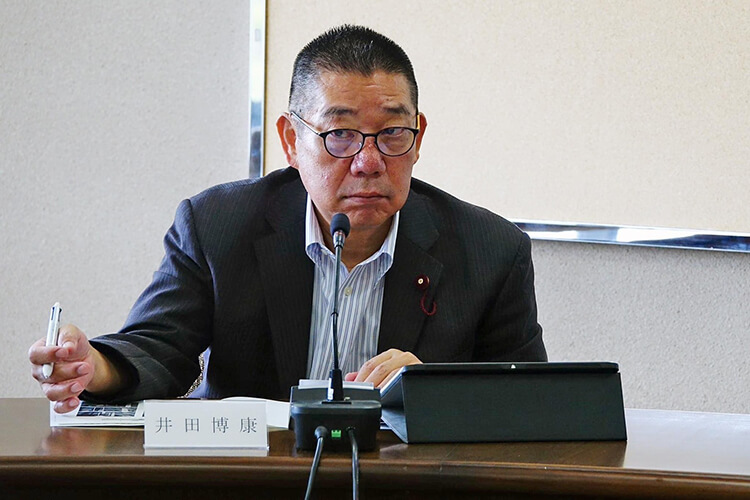 審議中の井田博康写真
