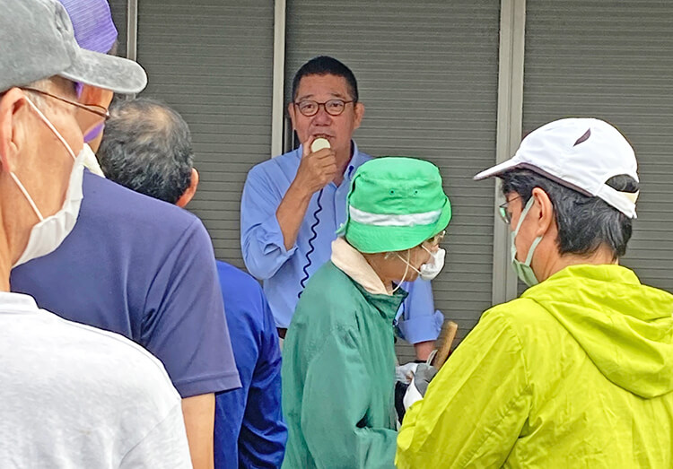 曳馬町阿弥陀の用水路の草取りの様子01