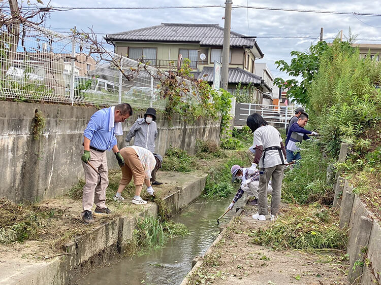 曳馬町阿弥陀の用水路の草取りの様子02