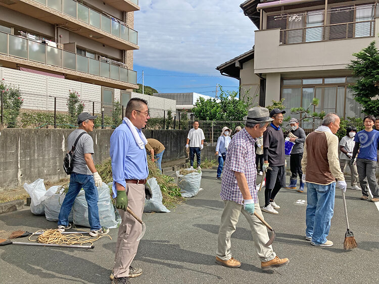 曳馬町阿弥陀の用水路の草取りの様子03