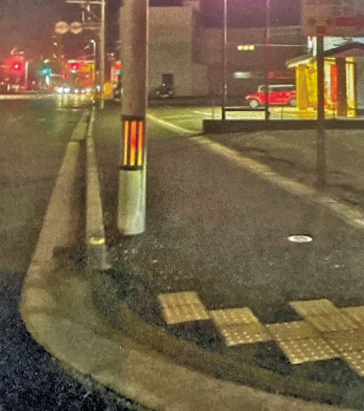 歩車道に付いている点滅灯の不良改善写真01