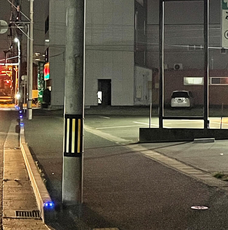 歩車道に付いている点滅灯の不良改善写真02