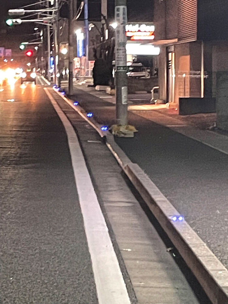 歩車道に付いている点滅灯の不良改善写真04